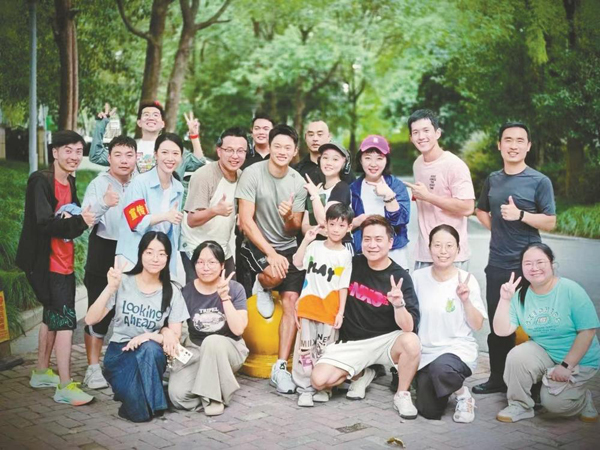 謝震業與志愿者合影。.jpg